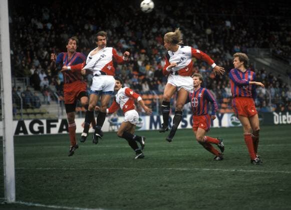 Jörn Andersen (Frankfurt, Mitte re.) - Kopfball - DEUTSCHSPRACHIGE SPORTZEITSCHRIFTEN UND -ZEITUNGEN NUR NACH RÜCKSPRACHE Fußball 1. BL Herren Saison 1989 1990, Bayer 05 Uerdingen - Eintracht Frankfurt 1:1 Gruppe Krefeld Dynamik, Kampf,