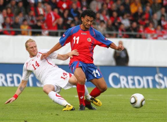 Fussball Laenderspiel - Schweiz vs. Costa Rica 0:1 - in Sion. Michael Barrantes ( Costa Rica) links Marco Padalino ( Schweiz) 1.Juni 2010 