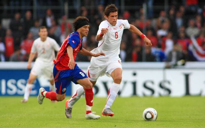 Fussball Testspiel in Sion , Schweiz vs. Costa Rica 0:1 - Benjamin Huggel (Schweiz,re) Cristian Bolanos (Costa Rica) 
