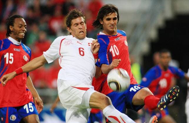 Fussball Testspiel in Sion , Schweiz vs. Costa Rica 0:1 - Benjamin Huggel (Schweiz,li) gegen Bryan Ruiz (Costa Rica) 