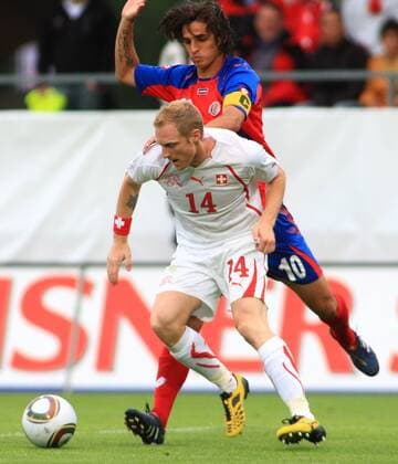 Fussball Testspiel in Sion , Schweiz vs. Costa Rica 0:1 - Marco Padalino (Schweiz,li) gegen Bryan Ruiz (Costa Rica) 
