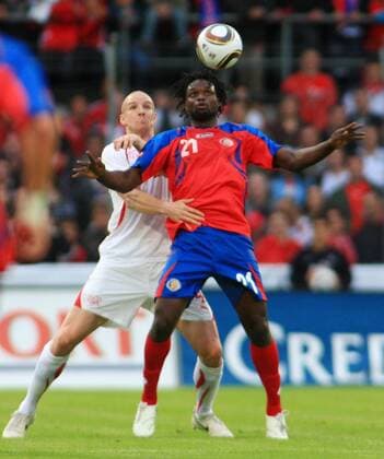 Fussball Testspiel in Sion , Schweiz vs. Costa Rica 0:1 - Winston Parks (Costa Rica) , hinten Philippe Senderos (Schweiz) 