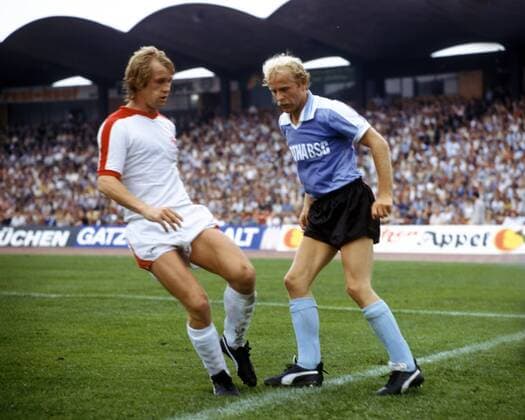 Reinhold Fanz (Düsseldorf, li.) gegen Holger Brück (Hertha) - DEUTSCHSPRACHIGE SPORTZEITSCHRIFTEN UND -ZEITUNGEN NUR NACH RÜCKSPRACHE Fußball Herren DFB Pokal Finale 1978 1979, Pokalspiel, Pokalfinale, Fortuna Düsseldorf - Hertha BSC Berlin 1:0 n.V Gruppe Hannover