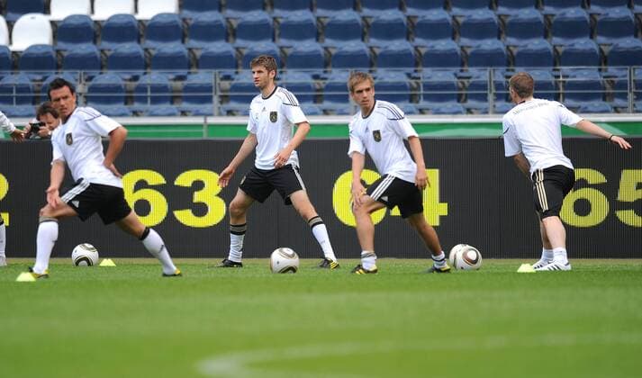 Fussball International: Deutsche Nationalmannschaft Deutscher Fussballbund , DFB Training 02.06.2010 - v.li.: Piotr Trochowski, Thomas Mueller, Philipp Lahm (v.li.) 