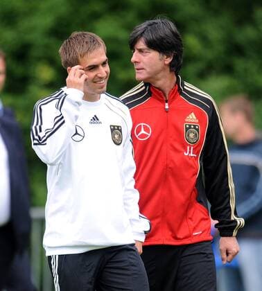 Fussball International: Deutsche Nationalmannschaft Deutscher Fussballbund , DFB Training 02.06.2010 - Philipp Lahm (L) und Bundestrainer Joachim Löw 
