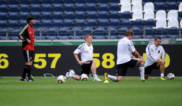 Fussball International: Deutsche Nationalmannschaft Deutscher Fussballbund , DFB Training 02.06.2010 - Bundestrainer Joachim Löw, Bastian Schweinsteiger, Holger Badstuber, Lukas Podolski 