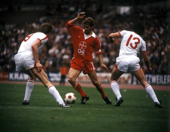 Dieter Herzog (Leverkusen, Mitte) im Duell - DEUTSCHSPRACHIGE SPORTZEITSCHRIFTEN UND -ZEITUNGEN NUR NACH RÜCKSPRACHE Fußball Herren DFB Pokal 1978 1979, Pokalspiel, Fortuna Düsseldorf - Bayer 04 Leverkusen 2:1 Gruppe Düsseldorf Dynamik,