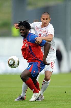 Winston Parks (CRC), Gokhan Inler (SUI), Schweiz (weiß) - Costa Rica (rot), Sion  (011071)