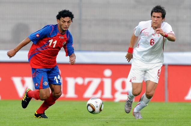 Michael Barrantes (CRC), Benjamin Huggel (SUI), Schweiz (weiß) - Costa Rica (rot), Sion  (011093)