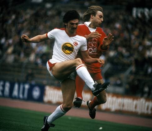 Ralf Dusend (Düsseldorf, li.) gegen Peter Klimke (Leverkusen) - DEUTSCHSPRACHIGE SPORTZEITSCHRIFTEN UND -ZEITUNGEN NUR NACH RÜCKSPRACHE Fußball Herren DFB Pokal 1978 1979, Pokalspiel, Fortuna Düsseldorf - Bayer 04 Leverkusen 2:1 Gruppe Düsseldorf Dynamik, Kampf,