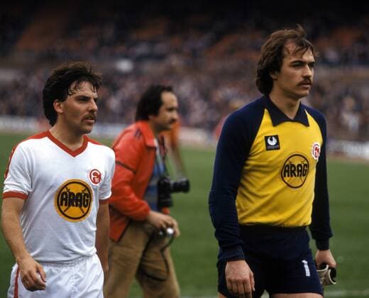 Hubert Schmitz und Torwart Jörg Daniel (beide Düsseldorf) - DEUTSCHSPRACHIGE SPORTZEITSCHRIFTEN UND -ZEITUNGEN NUR NACH RÜCKSPRACHE Fußball Herren DFB Pokal 1978 1979, Pokalspiel, Fortuna Düsseldorf - Bayer 04 Leverkusen 2:1 Gruppe Düsseldorf