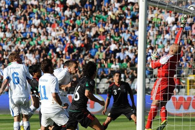 Testspiel, Test: Italien (weiß) vs. Mexiko (schwarz) 1:2 Leonardo Bonucci (ITA, 4.v.li.) - Kopfball gegen Torwart Oscar Perez (MEX) 