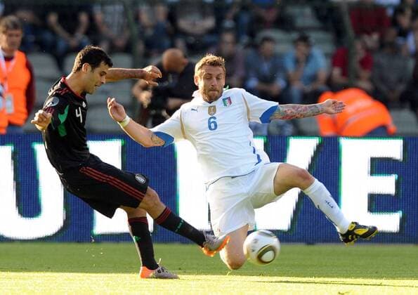 Daniele De Rossi ITA (R) Raffael Maquez (MEX) Italien (weiß) vs. Mexiko (schwarz) NicoloXZangirolami