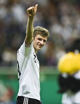Schlussjubel Thomas MUELLER (GER), der Daumen zeigt nach oben, thumbs up, Halbfigur, Gestik, Geste, Fussball Länderspiel, Deutschland (GER) - Bosnien-Herzegowina (BIH), am 03.06.2010 in Frankfurt o0 Jubel Freude