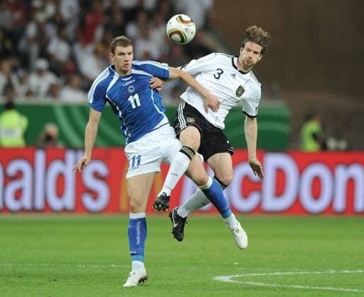 03.06.2010, Fussball, Länderspiel, DEUTSCHLAND - BOSNIEN-HERZEGOWINA 3-1 Arne Friedrich (Deutschland), rechts, gegen Edin Dzeko
