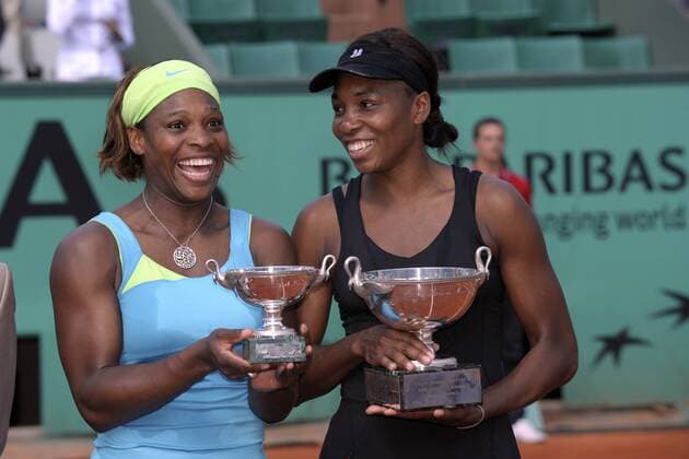 Tennis: Roland Garros 2010 - 04.06.2010 - Finale Doppel - Sieger Venus (re) und Serena Williams (USA) xJBxAutissierx  o0 Siegerehrung Pokal Freude