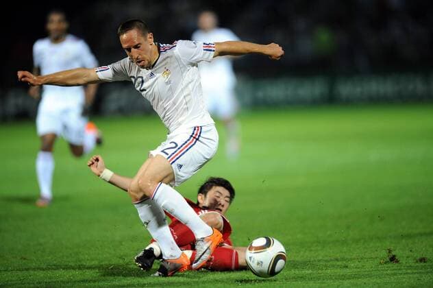 Franck RIBERY (FRA, li.) gegen Cui PENG (CHN) - xAnthonyxBibardxFEPx  Frankreich - China
