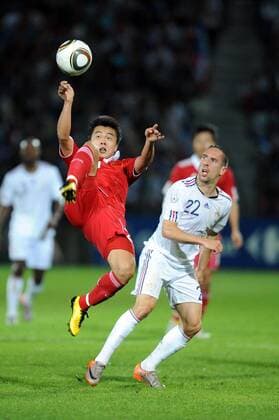 Bai LEI (CHN, li.) gegen Franck RIBERY (FRA) - xAnthonyxBibardxFEPx  Frankreich - China