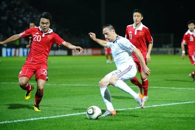 Franck RIBERY (FRA) gegen Bai LEI (CHN, li.) - xAnthonyxBibardxFEPx  Frankreich - China