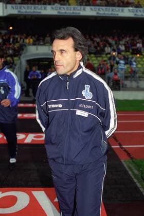 Trainer Wolfgang Frank (Duisburg) - DEUTSCHSPRACHIGE SPORTZEITSCHRIFTEN UND -ZEITUNGEN NUR NACH RÜCKSPRACHE Fußball 2. BL Herren Saison 2000 2001, 1. FC Nürnberg - MSV Duisburg 3:1 Einzelbild Nürnberg