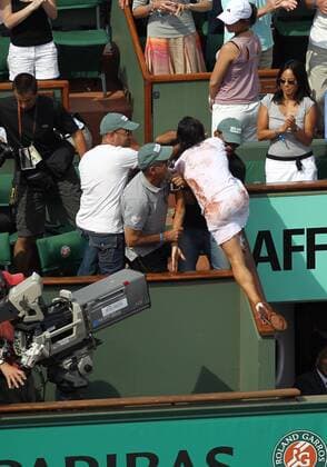 Francesca Schiavone, ITA, climbing up to her clan after the final of 2010 Tennis French Open in Paris at Roland Garros, 05 06 2010 - o0 Sieg