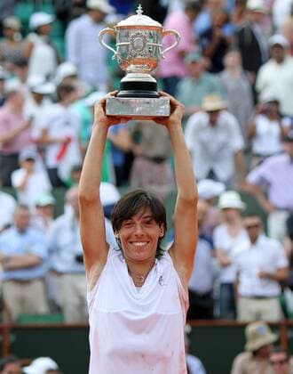 Italian Francesca Schiavone holds the championship trophy after winning her French Open womens final match at Roland Garros in Paris on June 5, 2010.  PAR20100605711 o0 Sieg Freude Jubel Trophäe Objekte Pokal
