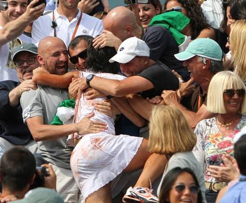 Italian Francesca Schiavone climbs into the crowd to be with her entourage after winning her French Open womens final match at Roland Garros in Paris on June 5, 2010.  PAR20100605706 o0 Sieg Freude Jubel Paris