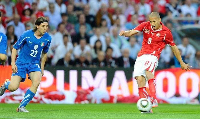Genf, Schweiz (rot) - Italien (blau), Gökhan Inler (Schweiz) 