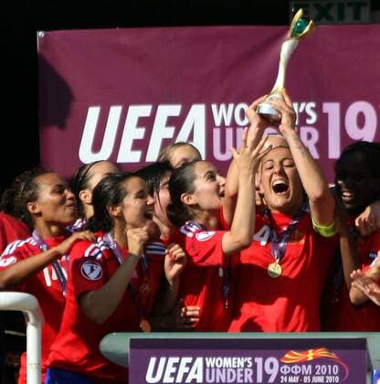 05.06.2010 Skopje, France vs. England, women s U19 European football championship final: France players celebrate with European champions trophy Ines Jaurena(L),Pauline Crammer(2L),Solene Barbance(3L) and Kelly Gadea (r) -  o0 Jubel Freude Sieg, Sieger,
