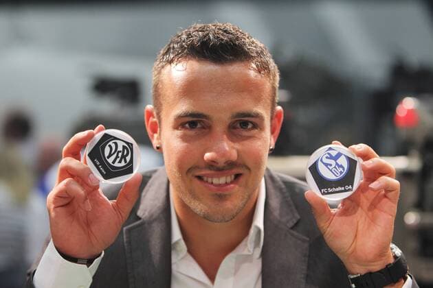 RALF KETTEMANN (VfR Aalen) mit den Losen vom VfR Aalen und dem FC Schalke 04 - ZDF SPORTSTUDIO, MAINZ 05.06.10 o0 Los Ziehung