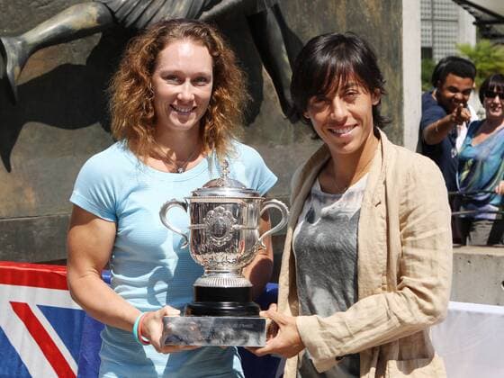 Siegerin Francesca Schiavone (ITA, R) und Zweitplatzierte Samantha Stosur (Australien)
