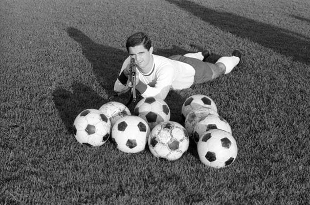 Scharfschütze Gerd Müller (GER FC Bayern München legt mit einem Gewehr an Fußball 1. BL Herren Saison 1966 1967, FC Bayern München, Fotoshooting Einzelbild