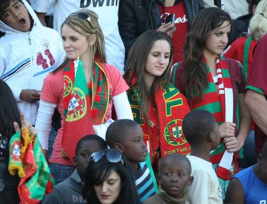 Portugiesische Fans beim Training der eigenen Mannschaft - Johannesburg Magaliesburg x(3)xCaetanoxBarreirax xFotoarenax  (792) o0 Frau weiblich