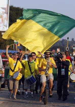 Brasilianische Fans feiern - Johannesburg x(134)xRodolfoxBuhrerx xLaxImagemx  (791) o0 Fahne, Fanfahne, Fanfahnen Objekte Musik