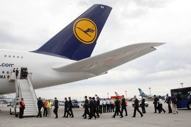 Abflug der deutschen Fussball Nationalmannschaft mit einem Airbus A380 zur WM am 06.06.2010 vom Flughafen Frankfurt Main