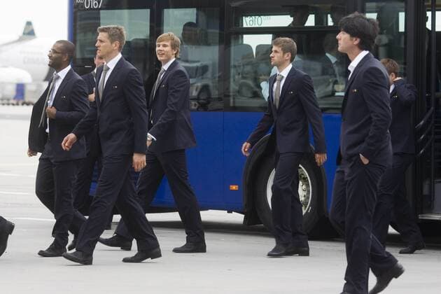 Abflug der deutschen Fussball Nationalmannschaft zur WM 2010 vom Flughafen Frankfurt Main, Thomas Müller (2R) und Bundestrainer Joachim Löw (R)
