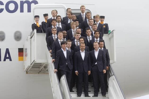 Abflug der deutschen Fussball Nationalmannschaft mit einem Airbus A380 zur WM am 06.06.2010 vom Flughafen Frankfurt Main