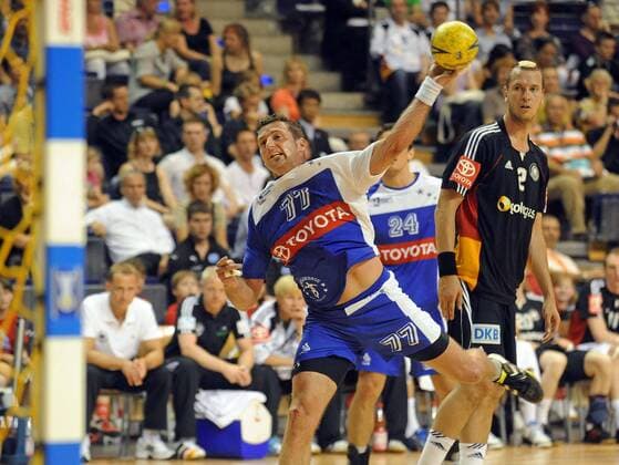 Berlin, Max-Schmeling-Halle, 6.6.2010 Männer Handball All Star Game, Berlin Deutschland - All Star Floriam Kehrmann (AllStar) vorbei an Pascal Hens