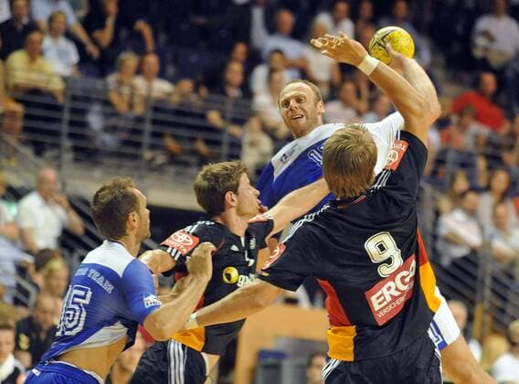 Berlin, Max-Schmeling-Halle, 6.6.2010 Männer Handball All Star Game, Berlin Deutschland - All Star Olafur Stefansson, All Star sucht die Lücke