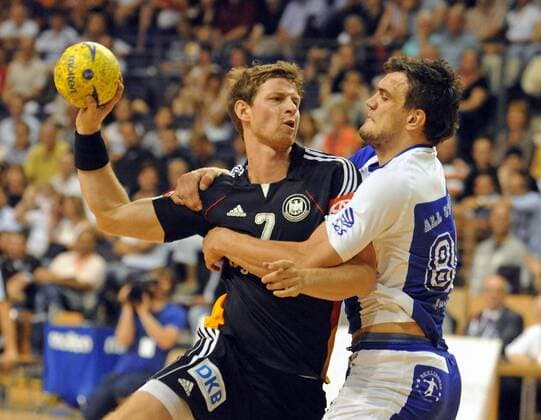 Berlin, Max-Schmeling-Halle, 6.6.2010 Männer Handball All Star Game, Berlin Deutschland - All Star Martin Strobel (GER, L) gegen Michal Jurecki (All Star)
