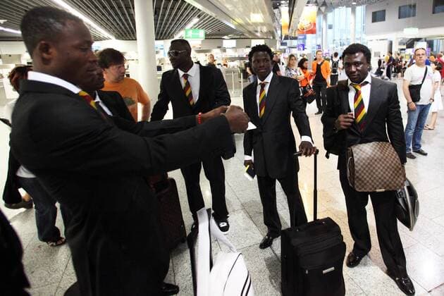 ABFLUG GHANA VOM FLUGHAFEN FRANKFURT FRANKFURT, u.a. Anthony Annan (2.v.re.)