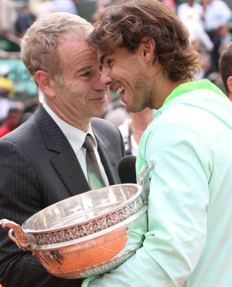 Rafael Nadal (ESP) talks with tennis great John McEnroe (USA) after winning his French Open mens final match  PAR20100606744 o0 Pokal Trophäe Objekte Mc Enroe