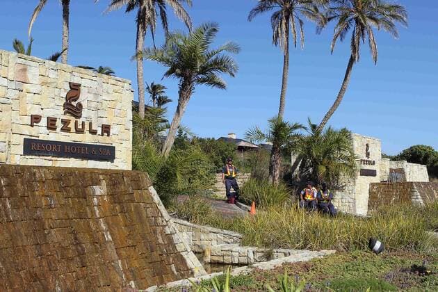 07.06.2010, Knysna Head - Das Pezula Resort, Quartier der französischen Nationalmannschaft für die WM 2010 in Südafrika. - EddyLEMAISTRE  o0 Logo Emblem Landschaft Palmen Pflanzen Totale
