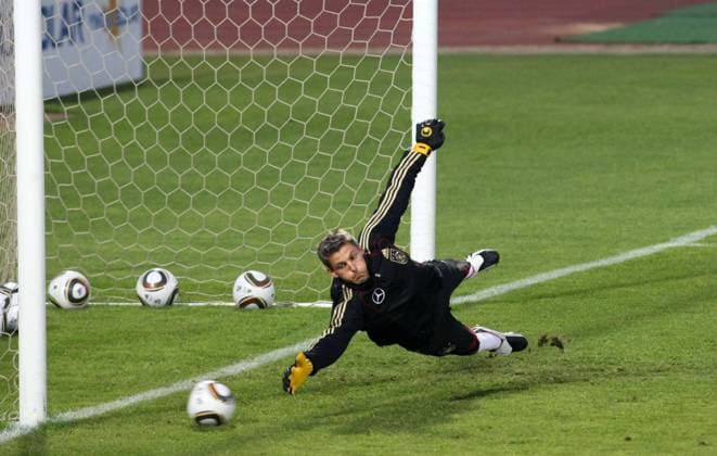 07.06.2010, Fußball-WM 2010, 1.Training der Deutschen Nationalmannschaft im Lucas Moripe Stadium in Atteridgeville Pretoria. Torwart Hans Jörg Butt (Deutschland) beim Fangtraining. PUBLICATIONxONLYxINxGERxSUIxAUT o0 Einzelbild