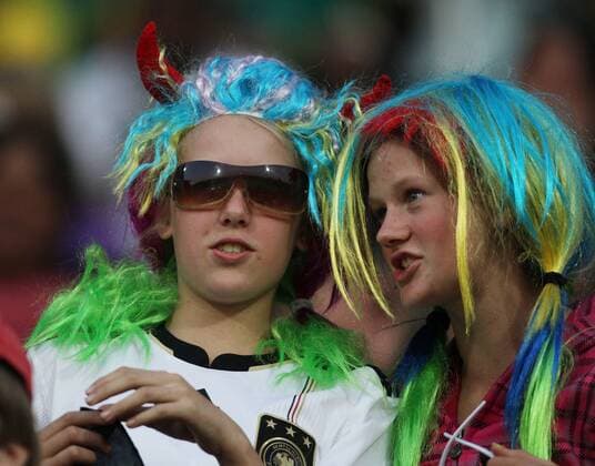 07.06.2010, Attendgeville - DFB Nationalteam - Training Deutschland - Deutsche Fans o0 weibliche Mädchen Kopfbedeckung Perücke