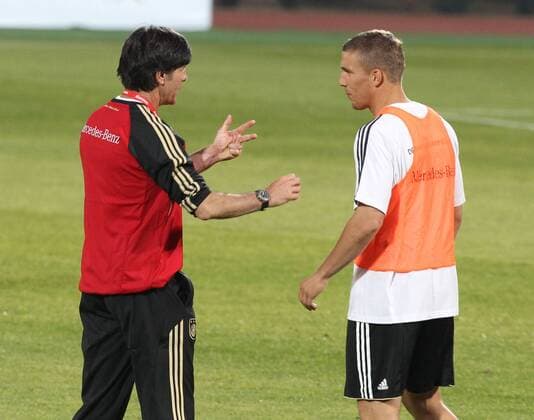07.06.2010, Attendgeville - DFB Nationalteam - Training Deutschland - Bundestrainer Joachim Löw (L), Lukas Podolski o0 Trainer Nationaltrainer