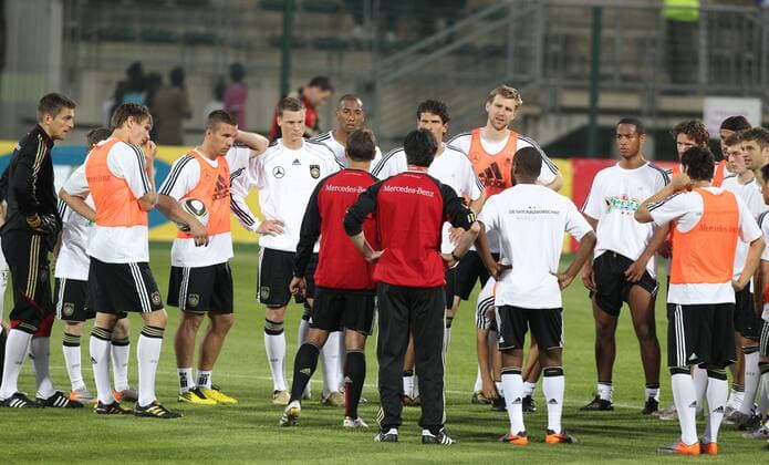 07.06.2010, Attendgeville - DFB Nationalteam - Training Deutschland - Mannschaftsbesprechung, v.li.: Hans Jörg Butt, Holger Badstuber, Lukas Podolski, Marcell Jansen, Jerome Boateng, Mario Gomez, Per Mertesacker, Dennis Aogo o0 Totale