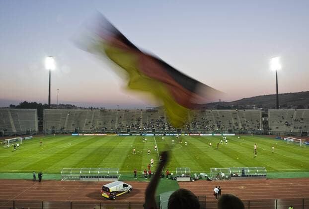 07.06.2010, Atteridgeville - Training Deutschland - Fans schwingen die Deutschlandfahne im Super Stadium. o0 Wischeffekt Objekte Fahne Nationalfahne Zuschauer