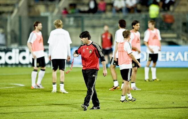 Bundestrainer Joachim LÖW (GER) sieht auf die Uhr, Trainingsspiel, Öffentliches Training der deutschen Fussball Nationalmannschaft im Super Stadium in Atteridgeville am 07.06.2010. o0 Trainer Nationaltrainer
