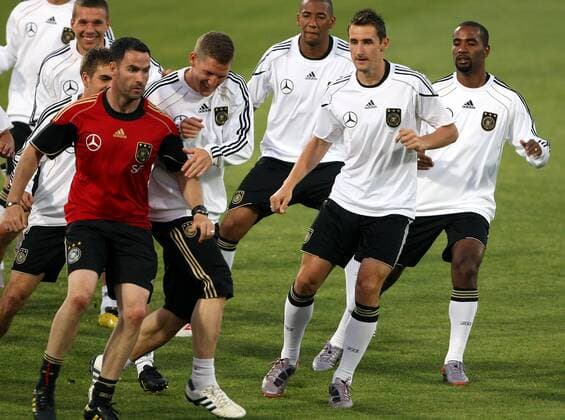 FUSSBALL - FIFA WM 2010, Training GER ATTERIDGEVILLE, Vorberichte, Vorbereitung, Training Nationalmannschaft Deutschland. Bild zeigt die Mannschaft mit Lukas Podolski (L), Fitnesstrainer Shad Forsythe (3L), Bastian Schweinsteiger (4R), Cacau (R), Jerome Boateng (3R) und Miroslav Klose (GER, 2R). 